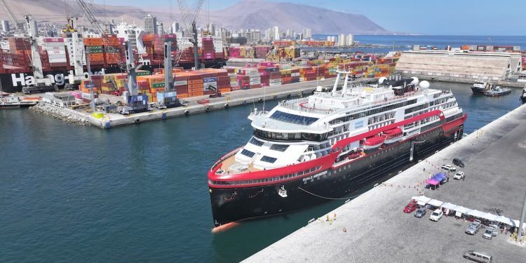 Recaló en Iquique penúltimo crucero de temporada 2024-2025