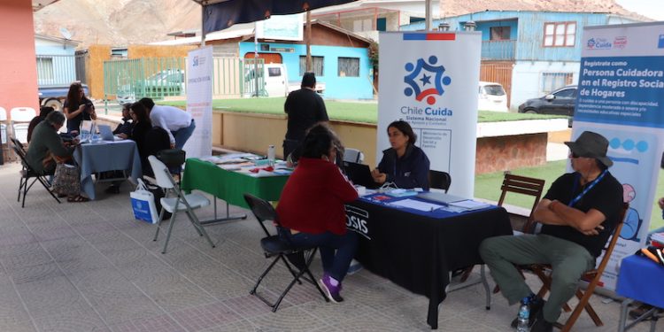 Vecinos de Camiña acceden a servicios públicos en Plaza Ciudadana