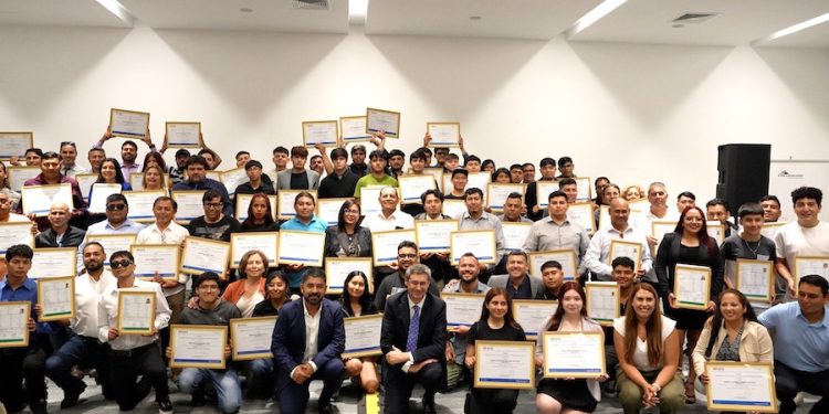 Más de 150 personas fueron certificadas en electricidad, gasfitería y soldadura por el Proyecto C20+ de Collahuasi