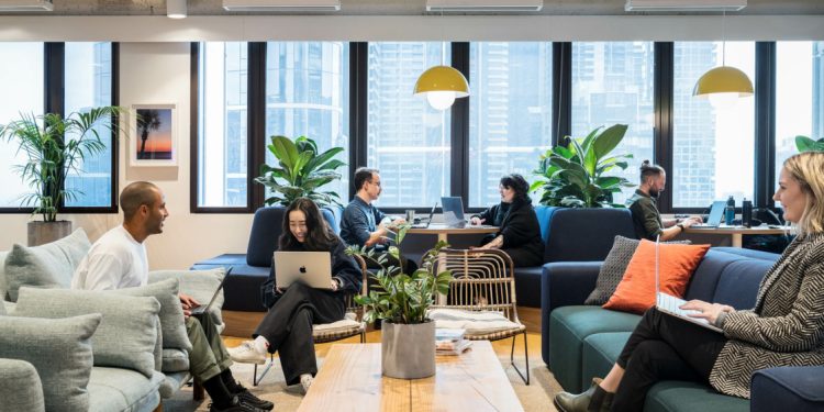 ¿Cómo evitar fraudes y suplantaciones al usar IA en la oficina?