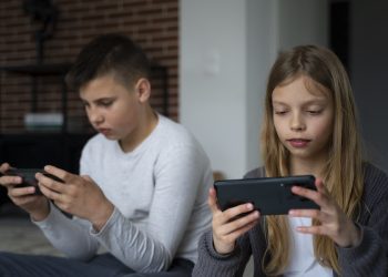 Del like al golpe: cómo la cultura digital potencia la agresividad en los jóvenes