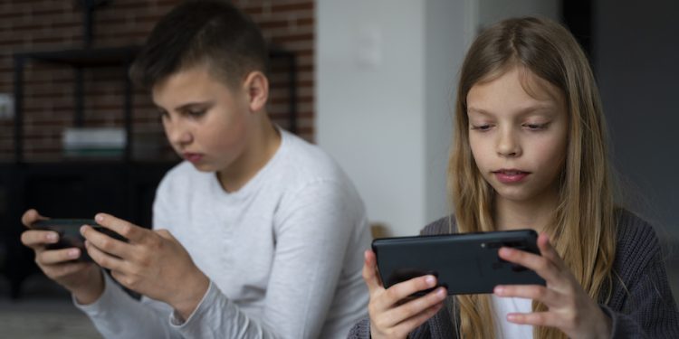 Del like al golpe: cómo la cultura digital potencia la agresividad en los jóvenes