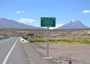 Mujeres volcaron en vehículo (con encargo de robo) en sector de la ruta Huara-Colchane