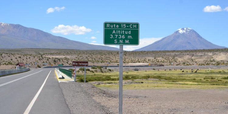 Mujeres volcaron en vehículo (con encargo de robo) en sector de la ruta Huara-Colchane