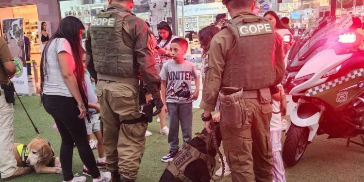 Unidades especializadas de Carabineros expusieron su labor a la comunidad