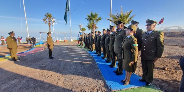 Carabineros conmemoró su 98 aniversario con el izamiento de la bandera en todos sus cuarteles