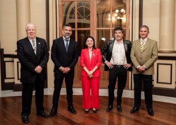 Corporación Cultural de Iquique y Collahuasi lanzan libro sobre restauración emblemática del Teatro Municipal en 1987