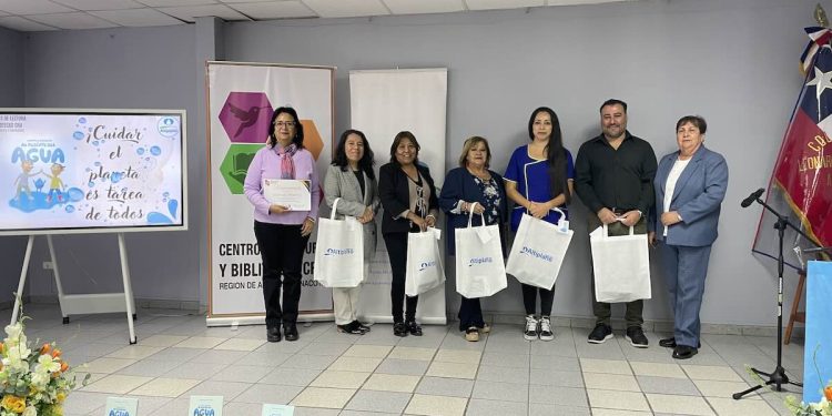 Aguas del Altiplano dona ejemplares de libro “Consume y Consciente, al rescate del Agua”