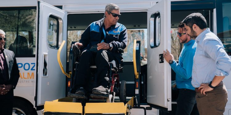 Pozo Almonte: Gobierno de Tarapacá entregó microbús con accesibilidad universal