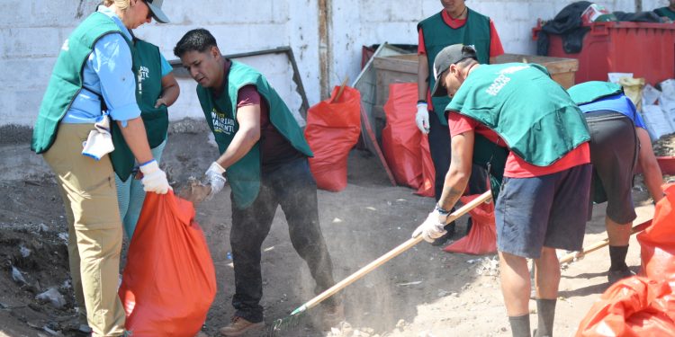 Refugio animalista de Alto Hospicio recibe valioso apoyo de comunidad tomasina