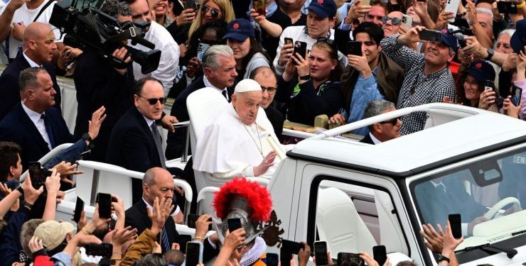 Tras larga hospitalización: Papa Francisco reaparece en Pascua de Resurrección y pide cese al fuego en Gaza