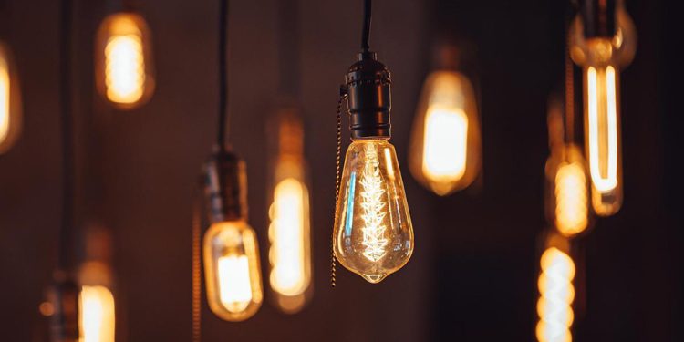 Experto prevé que nueva alza en las cuentas de la luz comience en mayo