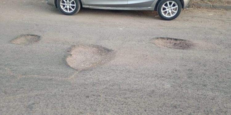 Calzada (de oeste a este) de calle Teresa Wilms Montt en estado calamitoso