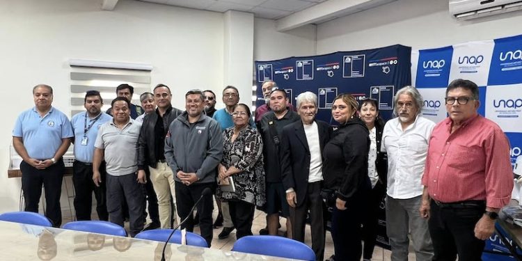 Gremios de taxis se reúnen en mesa de trabajo con SeremiTT