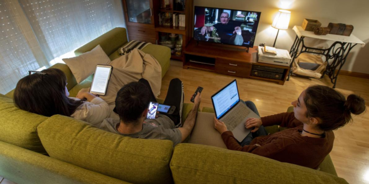 Cadem / 5C: Chilenos dedican la mayoría de su tiempo libre a ver televisión y a usar las redes sociales tanto en días laborales como los fines de semana