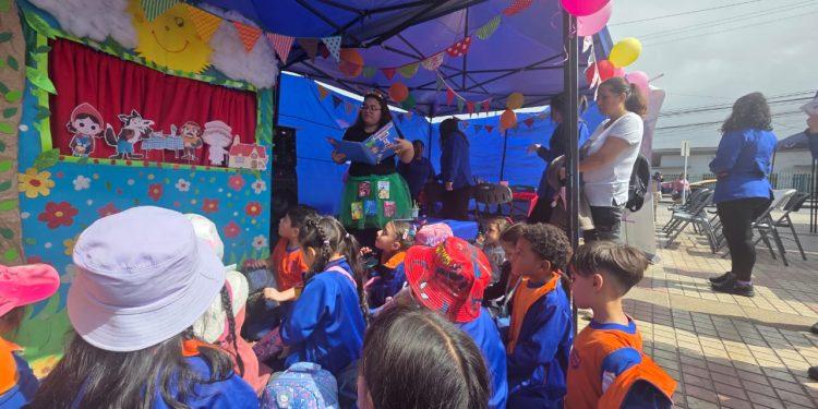 Conmemoran Día Internacional del Libro junto a escolares de Alto Hospicio