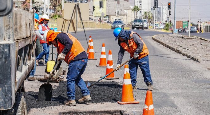 Municipalidad de Iquique comienza mejoramientos de emergencia en calzadas con partida inicial de mil 740 m²