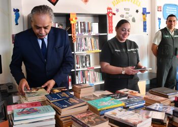 Corte de Apelaciones de Iquique donó libros a Biblioteca del CCP