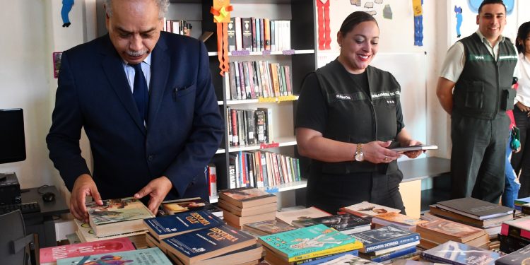 Corte de Apelaciones de Iquique dona libros a biblioteca del Centro de Cumplimiento Penitenciario de la ciudad