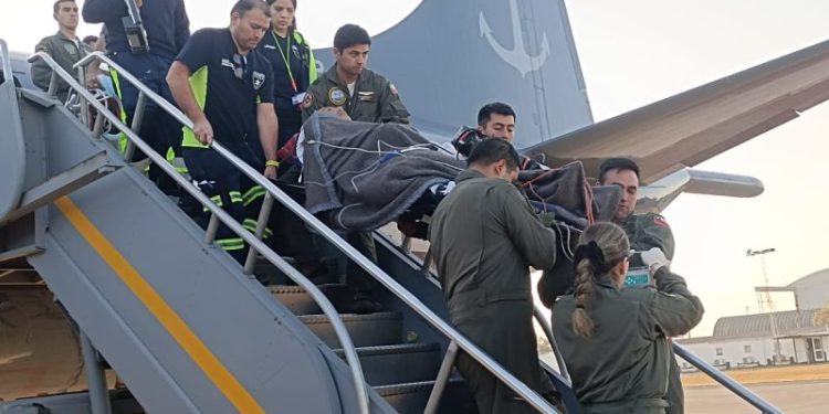 Armada acorta distancias y apoya en exitosa aeroevacuación médica desde Rapa Nui