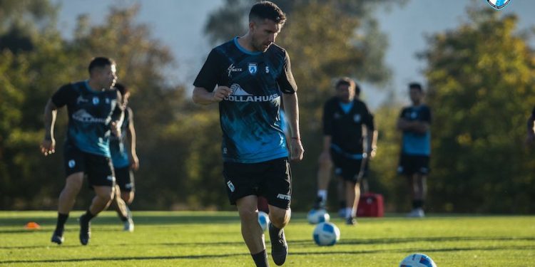 Duelo de «colistas»: Deportes Iquique enfrenta a Limache en La Calera