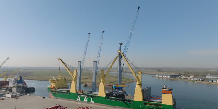 Ya está en ruta la grúa móvil más grande de Chile que operará en ITI