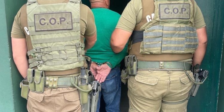 Carabineros detuvo a dos prófugos de la justicia en el centro de Iquique