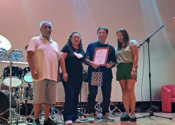 Pampino Hugo Navarro cumplió record mundial: 50 horas tocando batería en el Teatro de la Oficina María Elena