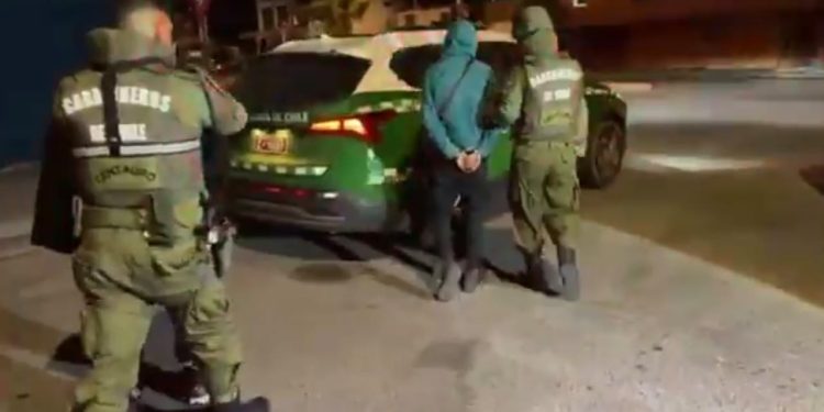 Carabineros recuperó en Alto Hospicio auto robado en Iquique / Detenidos suman 28 delitos y andaban libres