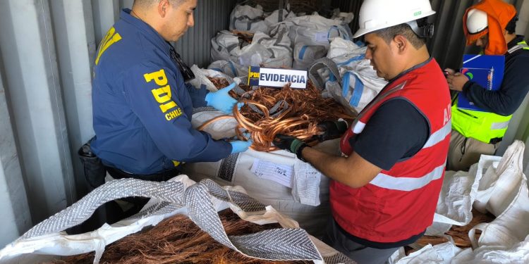 PDI (BIRO) Fiscalía Sacfi de Tarapacá y Aduanas descubren container con 21 toneladas de cobre robado
