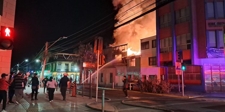 Incendio en inmuebles de calle Zegers, entre Baquedano y Lynch