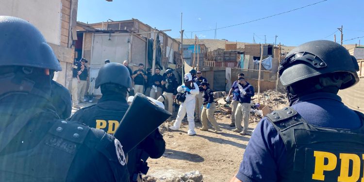 Investigación de PDI y Fiscalía de Arica: Encuentran cuerpo de hombre enterrado en inmueble en sector Cerro Chuño