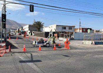 Aguas del Altiplano realiza mantención de alcantarillado en Iquique con sistema de baldes