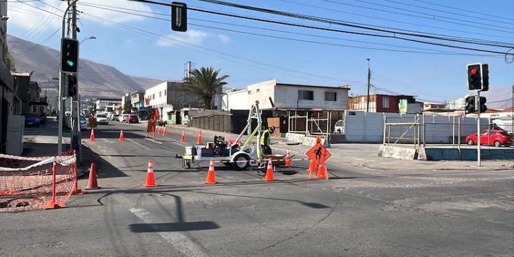 Aguas del Altiplano realiza mantención de alcantarillado en Iquique con sistema de baldes