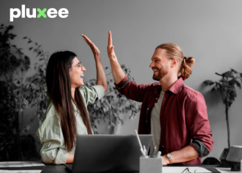 Estudio de Pluxee revela preocupante alza del estrés y caída en satisfacción personal en trabajadores chilenos