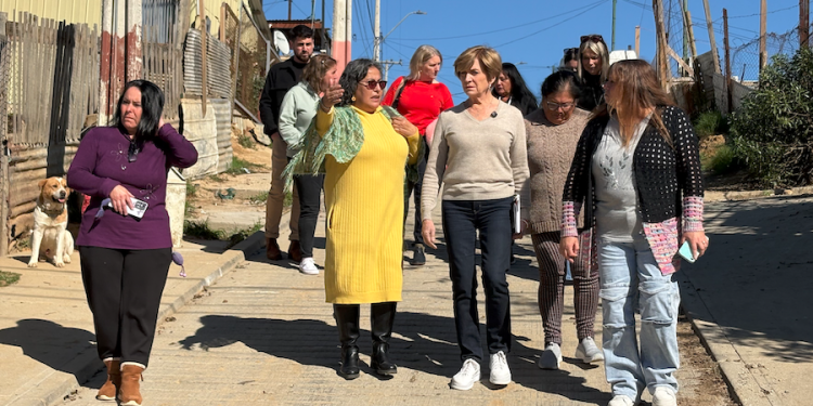 Evelyn Matthei se reúne con damnificados por megaincendio en Quilpué