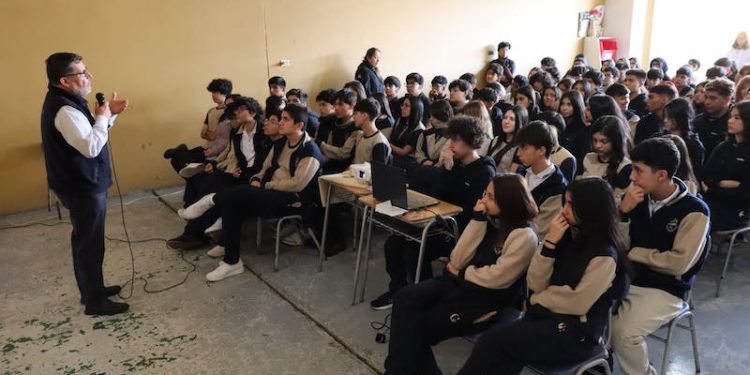 Defensor Regional de Tarapacá dialogó con jóvenes de Colegio Costa College sobre la Ley de Responsabilidad Penal Adolescente