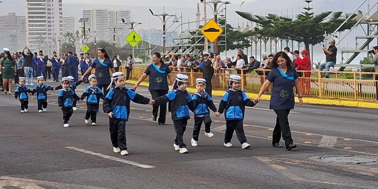 Comunidades educativas participaron en desfiles en conmemoración de las Glorias Navales