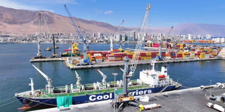 Grúa móvil inicia operaciones en Puerto de Iquique