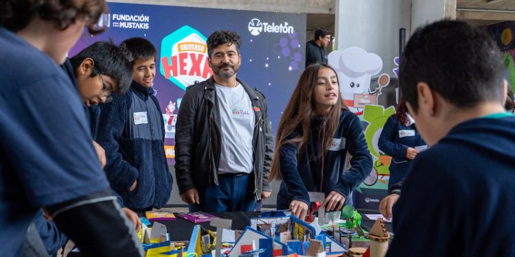 Atención colegios de Tarapacá: Últimos días para postular y recibir el juego educativo “Universo Hexa” de Teletón y Fundación Mustakis