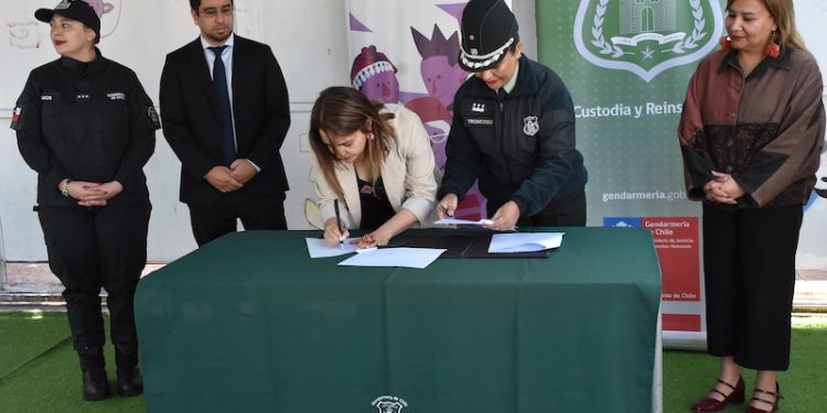 Gendarmería y Prodemu firmaron convenio a favor de mujeres privadas de libertad