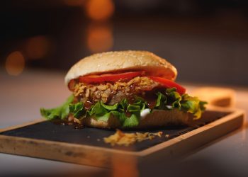 De la tradición a la tendencia: La evolución de la hamburguesa y el papel clave de las salsas en su éxito mundial