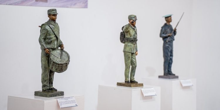 “Grandes Personajes de Nuestra Historia Naval” se reúnen en Sala de Arte Casa Collahuasi en el Mes del Mar