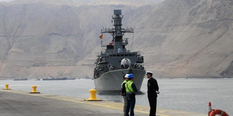 Fragatas Lynch y Condell recalan en Puerto de Iquique y abren sus puertas