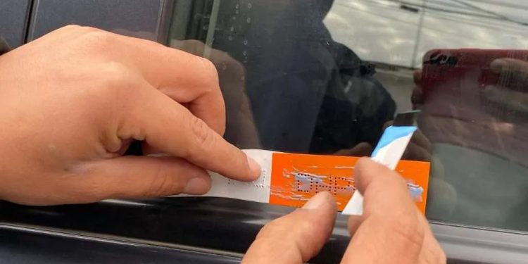 $60 mil por grabar vidrios de 3 autos y expuesto a multas de $102 mil