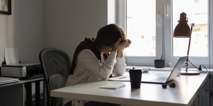 El cansancio extremo no es flojera: el impacto del Síndrome de Fatiga Crónica en el bienestar laboral