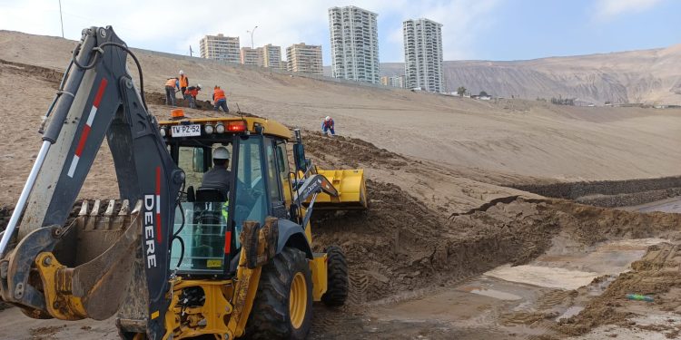 Obstrucción por mal uso genera filtración y colapso de cámara en sector Huayquique