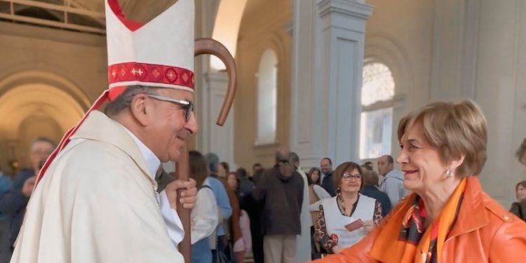 Evelyn Matthei asiste a reapertura de Iglesia de La Asunción tras ser vandalizada y quemada