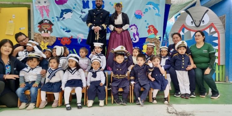 Un viaje al pasado: Niñas y niños conocieron a los héroes del 21 de mayo