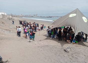Alumnos de Educación Parvularia de la UNAP realizaron operativo de limpieza en playa El Colorado